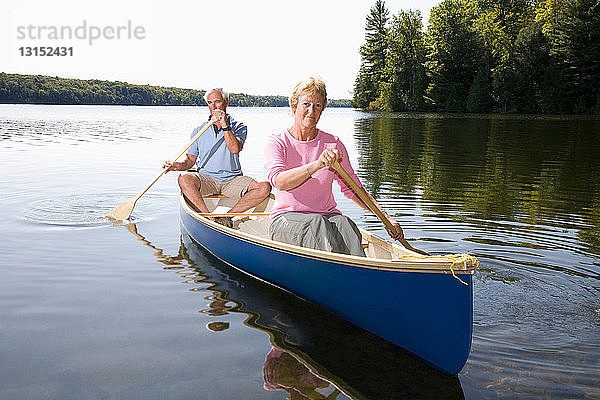 Seniorenpaar im Kanu