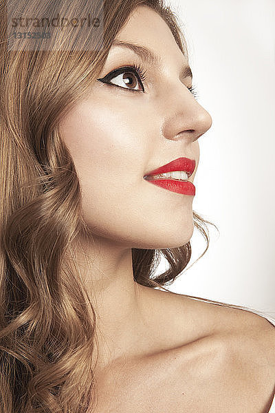 Close up Studio Porträt der schönen jungen Frau mit langen Haaren