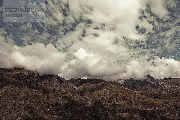 Blick auf Wolken auf Bergen  Ollantaytambo  Heiliges Tal  Peru