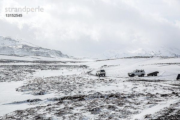 Fahrzeuge auf der Straße zum Gletscher  Husafell  Island