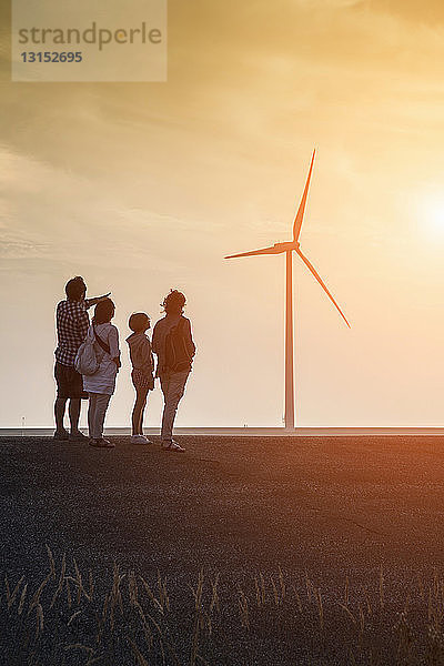 Familiengruppe bei der Besichtigung von Windkraftanlagen und des Sturmflutwehrs der Oosterschelde  das die Niederlande vor Überschwemmungen schützen soll. Neeltje Jans  Niederlande