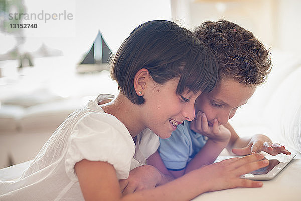 Kinder benutzen gemeinsam einen Tablet-Computer