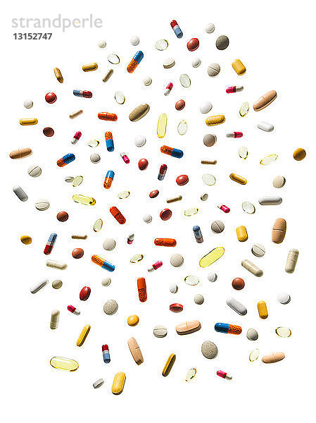 Mehrfarbige Pillen auf weißem Hintergrund