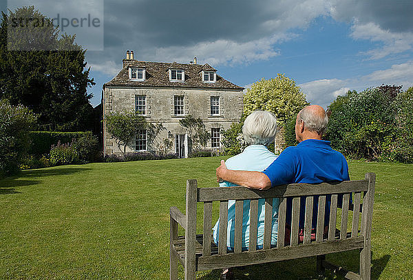 Älteres Paar sitzt im Hinterhof