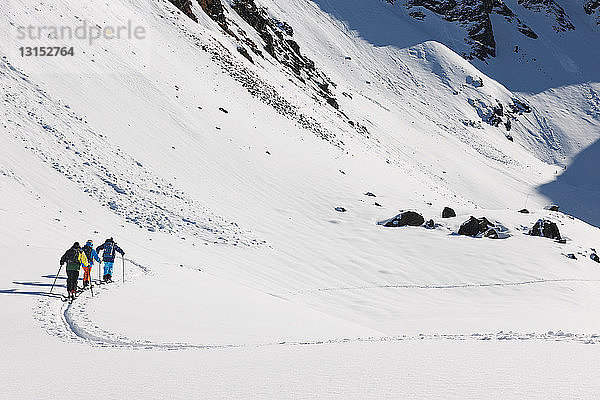 Skifahrer beim Wandern durch eine verschneite Landschaft  Kuhtai  Österreich