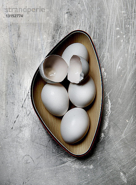 Eier und Eierschalen in einer Schüssel