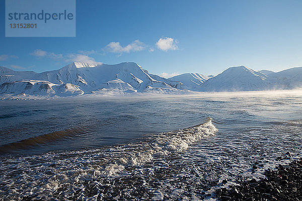 Blick auf die Küste und ferne Berge  Svalbard  Norwegen