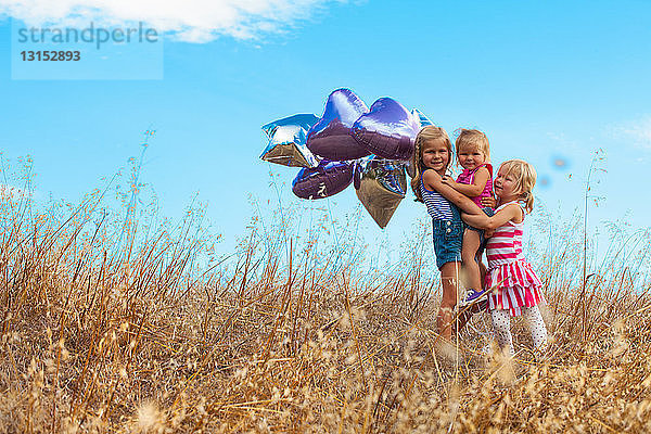 Mädchen spielen mit Luftballon  Mt Diablo State Park  Kalifornien  USA