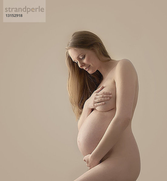 Porträt einer nackten schwangeren Frau