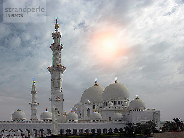 Große Moschee mit Kuppeln und Türmen