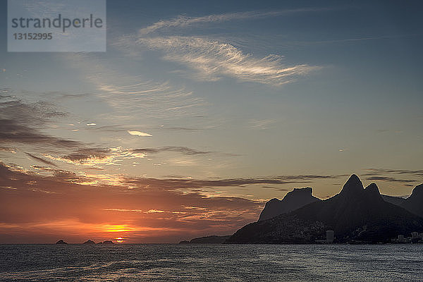 Blick auf Meer und Berge bei Sonnenuntergang  Rio De Janeiro  Brasilien