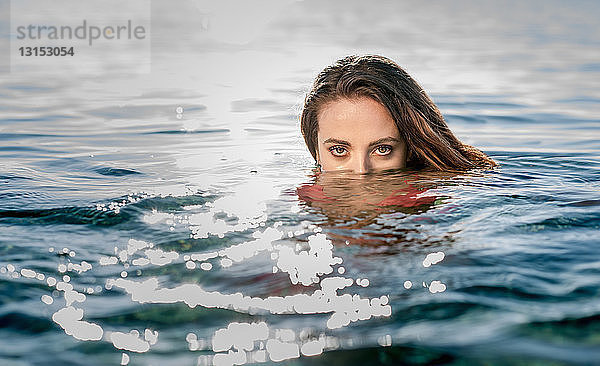Porträt einer jungen Frau beim Schwimmen im Meer  Castiadas  Sardinien  Italien