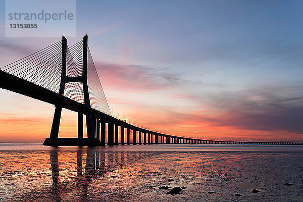 Vasco-da-Gama-Brücke bei Sonnenaufgang