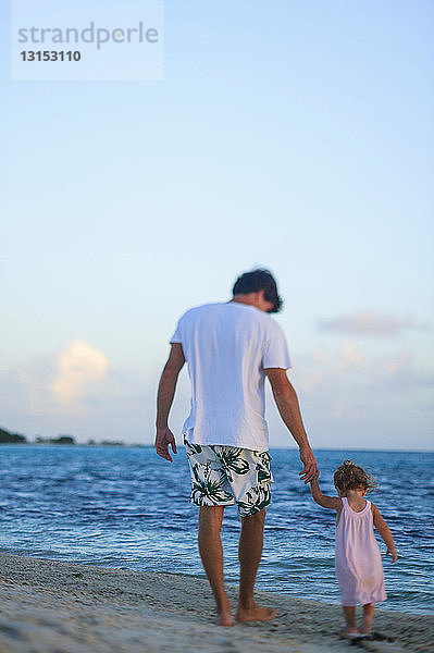 Vater und kleine Tochter am Strand