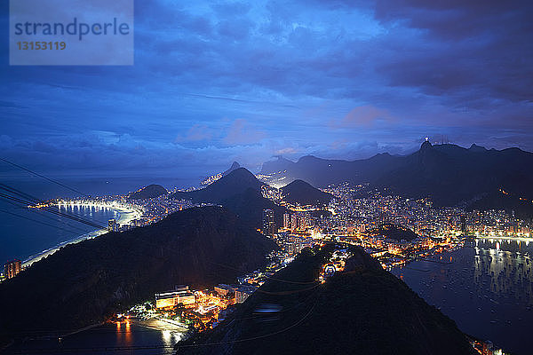 Nachtansicht des Hafens und der Küste vom Zuckerhut  Rio De Janeiro  Brasilien