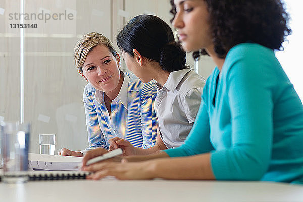 Büroangestellte sitzen im Büro