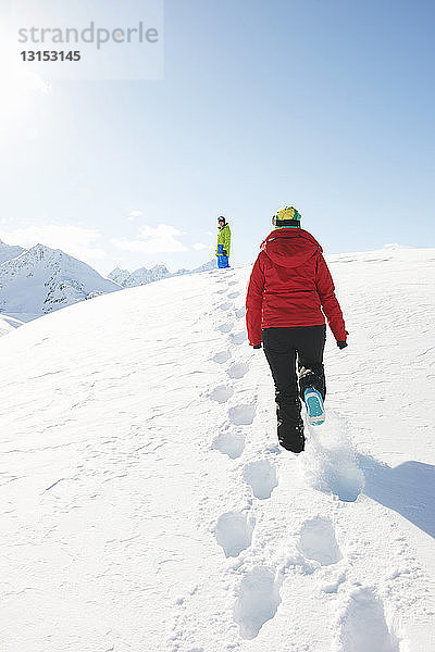 Zwei Menschen gehen im Schnee  Kuhtai  Österreich