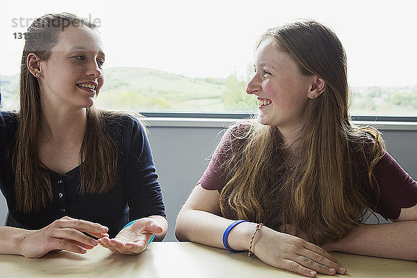 Mitschüler unterhalten sich im Klassenzimmer