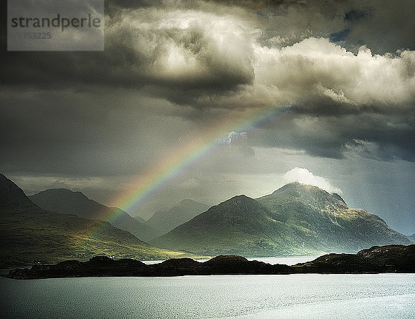 Blick auf einen Regenbogen am stürmischen Himmel  Highlands  Schottland  UK