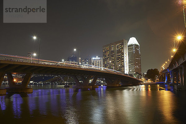Blick auf Brücke und Wolkenkratzer bei Nacht  Singapur