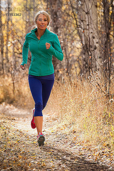 Frau joggt auf unbefestigtem Weg