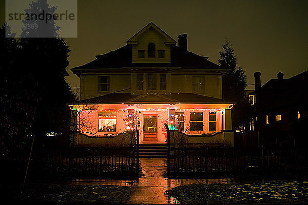 Weihnachtsbeleuchtung am Haus bei Nacht