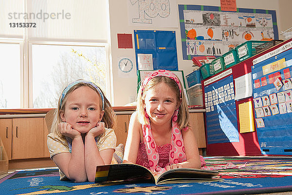 Grundschulkinder lesen