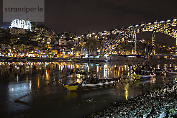 Fluss mit Booten bei Nacht  Porto  Portugal