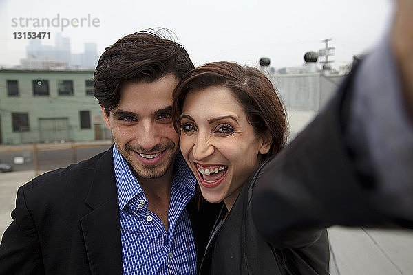 Selbstporträt eines Paares auf dem Dach der Stadt