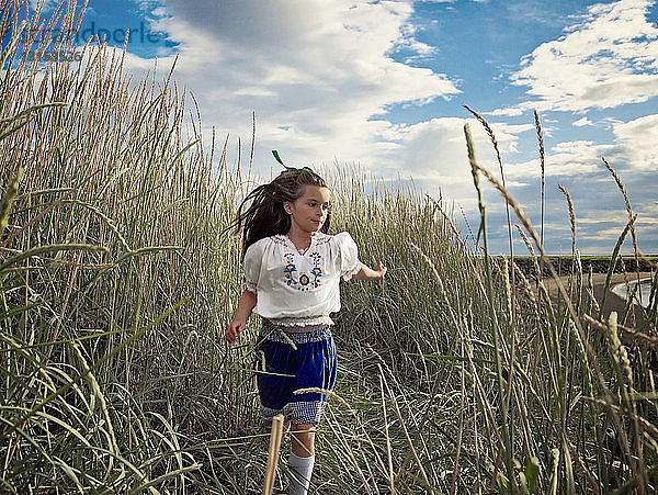 Mädchen läuft im Weizenfeld