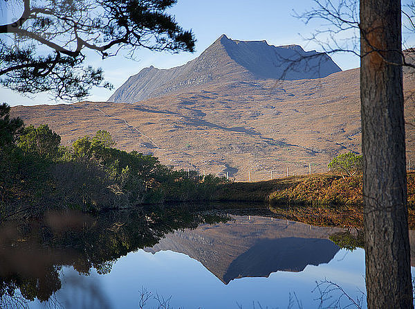 Blick auf einen ruhigen See und Berge  nordwestliche Highlands  Schottland  UK