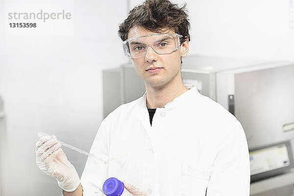 Wissenschaftlerin hält Pipette im Labor