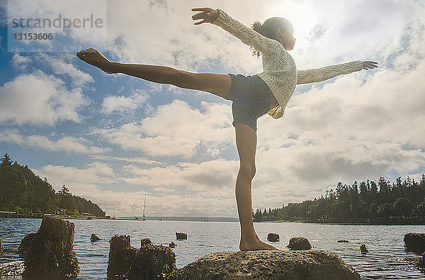 Ballett tanzendes Mädchen auf einem Felsen  Bainbridge Island  Washington State  USA