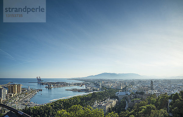 Blick von oben auf die Stadt und das Hafenviertel  Malaga  Spanien