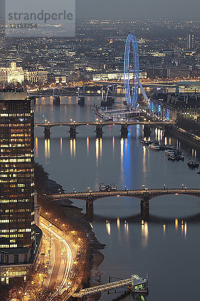 Luftaufnahme der Themse und des London Eye bei Nacht  London  UK