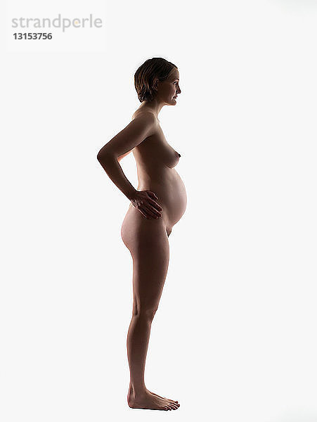 Silhouette einer nackten schwangeren Frau