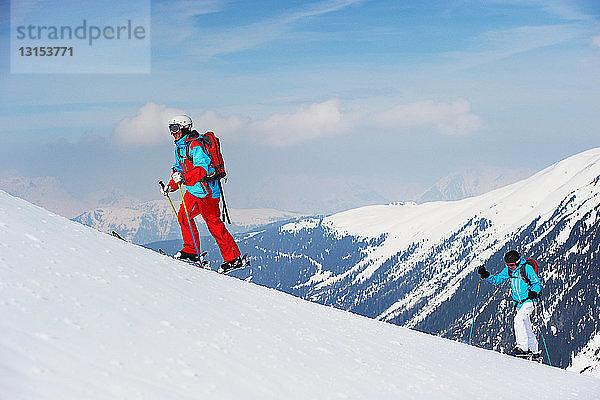 Skifahrer beim Aufstieg  Kuhtai  Österreich