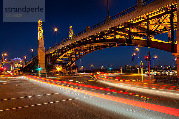 Verkehr auf der Straße durch die Stadt bei Nacht  Langzeitbelichtung