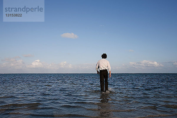 Geschäftsmann im Meer stehend