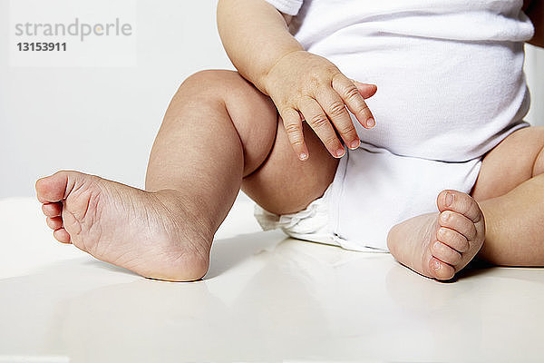 Beine des Babys  unterer Teil