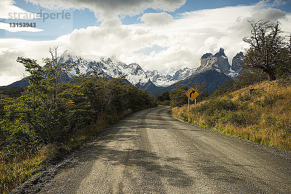 Straße in der Nähe des Lago Pehoe  die durch den Torres del Paine National Park führt  Patagonien  Chile