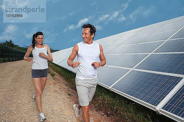 Paar joggt entlang Solarpanel