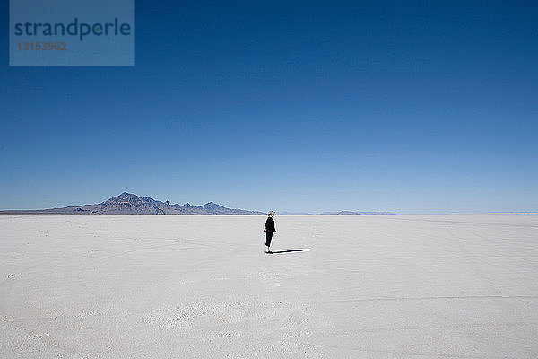Frau auf den Bonneville Salt Flats  Tooele County  Utah  USA