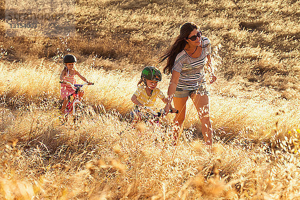 Mutter und Töchter beim Radfahren  Mt. Diablo State Park  Kalifornien  USA