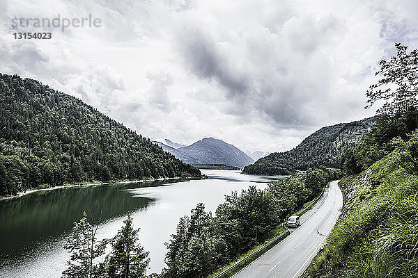 Blick auf Fluss und ferne Berge  Bad Tolz  Bayern  Deutschland