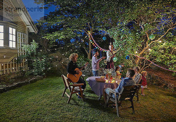 Familiengruppe bei den Vorbereitungen für das abendliche Gartenfest