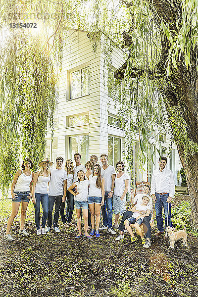 Porträt einer Gruppe von Menschen  die vor einem Landhaus stehen