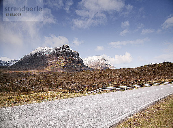 Straße am Berg Stac Pollaidh vorbei  Assynt  Schottland