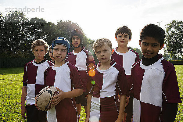 Gruppenbild einer Rugbymannschaft von Schulkindern