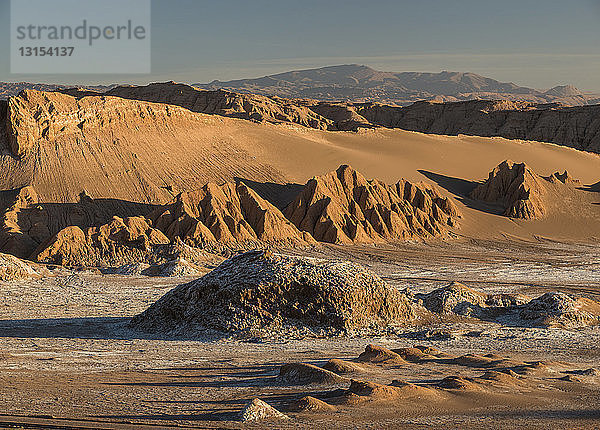Blick von der Sanddüne (Duna Mayor) bei Sonnenaufgang  Valle de la Luna (Tal des Mondes)  Atacama-Wüste  El Norte Grande  Chile